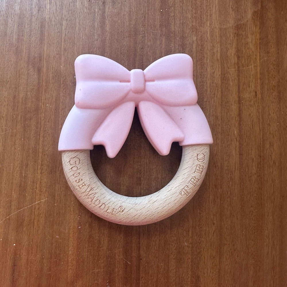 Goosewaddle silicone wooden bow teether ring